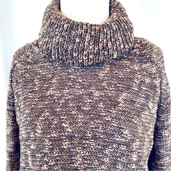 Brand: Abound. Turtle neck sweater. 71% cotton, 29% Acrylic. Size: small. - Picture 4 of 9